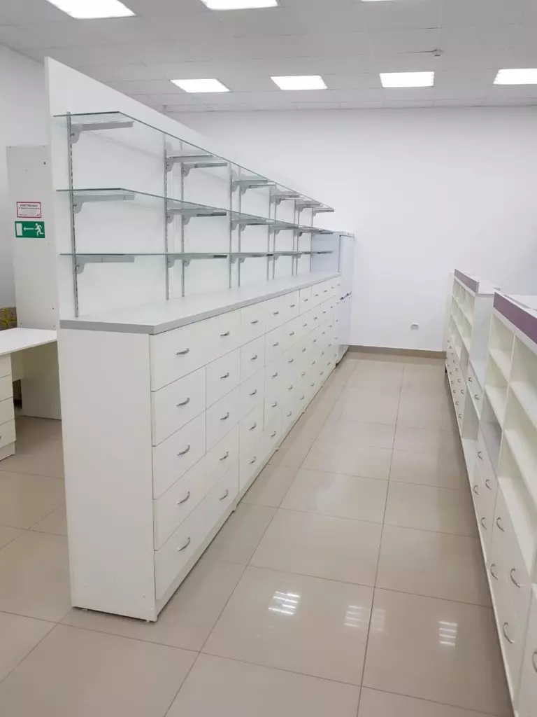 Витрина аптечная открытая с прозрачными стеклами