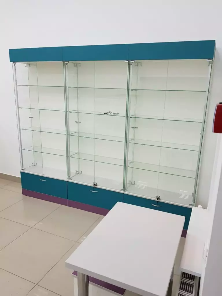 Витрина аптечная открытая с прозрачными стеклами