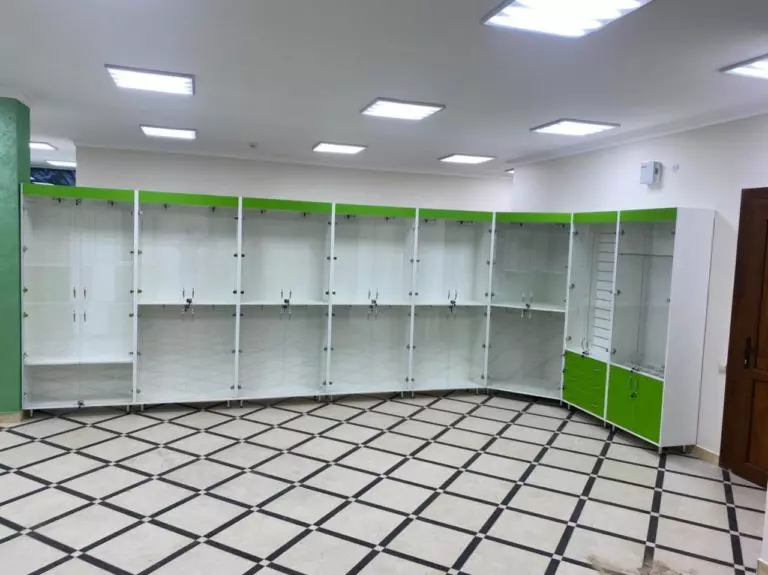 Витрина аптечная пристенная со стеклом ВАП 01