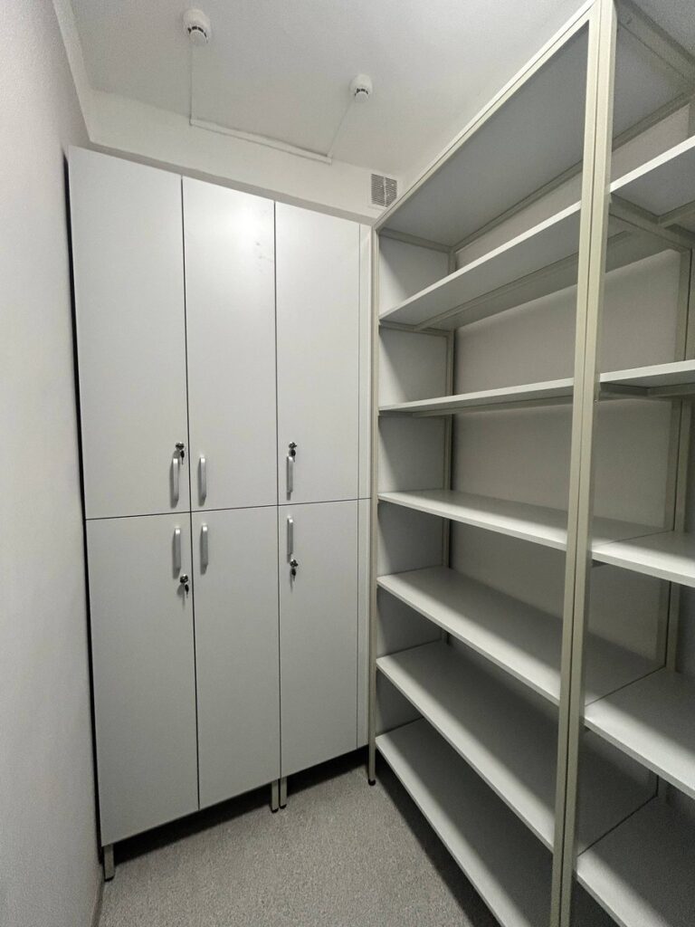 Шкафы и стеллажи в лаборатории по производству премиксов
